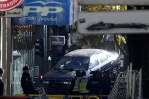 Безработный на автомобиле протаранил штаб-квартиру правящей партии Испании