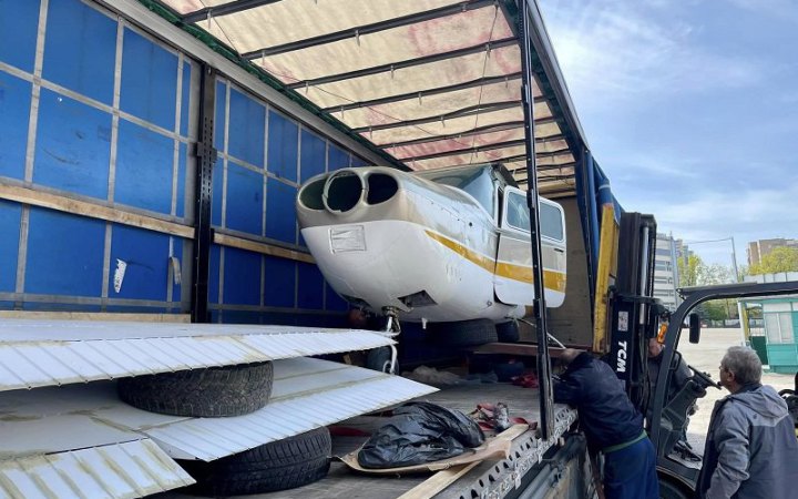 ​Київські митники вилучили літак, який привезли в Україну з Румунії у вантажівці