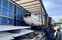 ​Київські митники вилучили літак, який привезли в Україну з Румунії у вантажівці