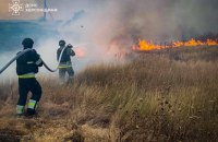 На Херсонщині росіяни скинули вибухівку на пшеничне поле, сталася пожежа