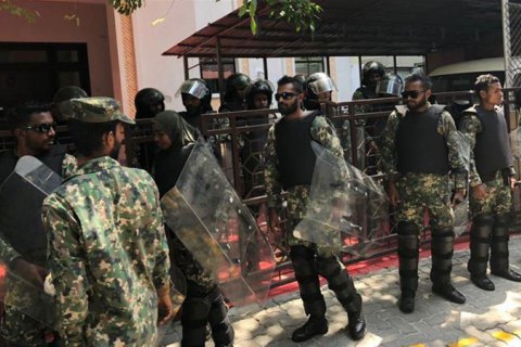​На Мальдивах оппозиция требует импичмента президента, армия окружила парламент