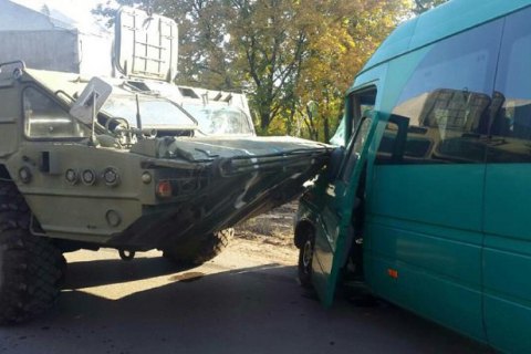 Возле Днепра военный "БАЗ" столкнулся с маршруткой