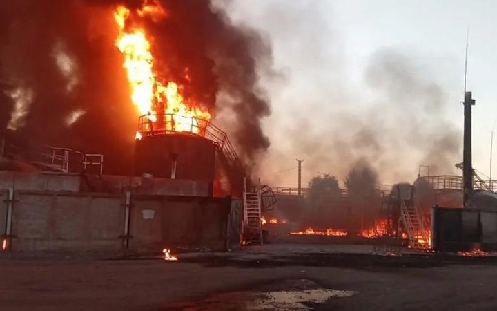 В Росії невідомі безпілотники знову атакували нафтобазу