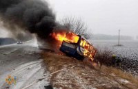У Дніпропетровській області внаслідок ДТП згоріли легковик та автобус, є жертви 