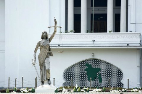 У суда в Бангладеш по требованию исламистов сносят статую Фемиды 