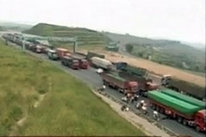 В Китае на участке шоссе Пекин-Тибет образовалась пробка более 100 км