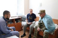 Командувач ООС вручив нагороди Міноборони пораненим у бою під Кримським "айдарівцям"