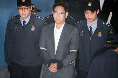 Спадкоємця імперії Samsung засудили до 2,5 років за хабарництво