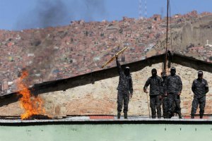 У Болівії поліцейські-страйкарі розпилювали сльозогінний газ