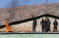 В Боливии бастующие полицейские распыляли слезоточивый газ