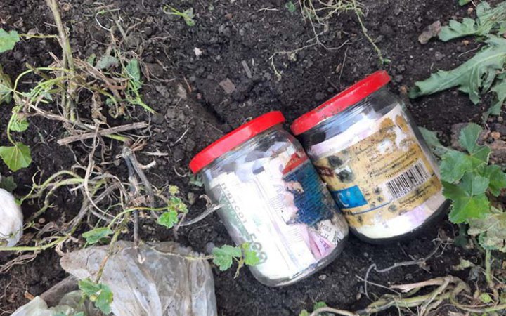 ​На Тернопільщині жінка заявила на сусіда за "крадіжку" грошей, які вона закопала в городі, але забула де