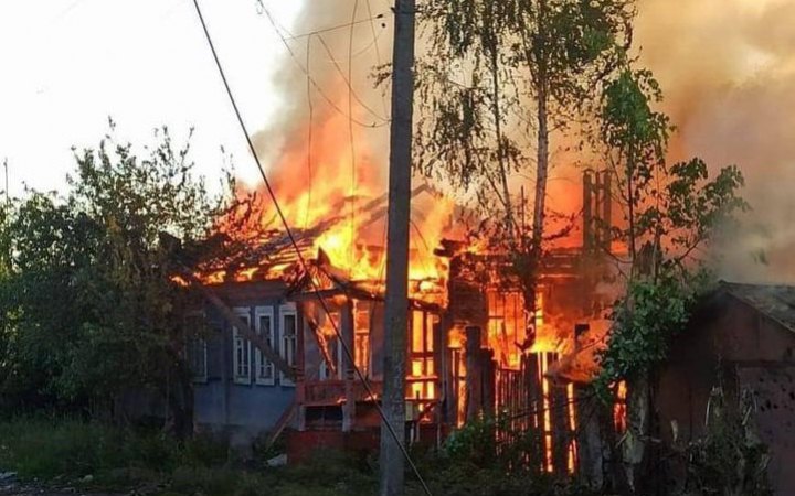 Окупанти обстріляли прикордоння Сумщини, пошкоджені шість будинків і авто