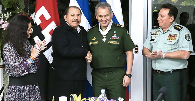 Даніель Ортега вручив міністру оборони РФ Шойгу медаль ‘Великий хрест Армії Нікарагуа’ за заслуги перед народом республіки.
