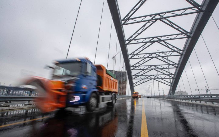 У Києві відкрили рух по Подільсько-Воскресенському мостовому переходу для спецтранспорту та автобусів