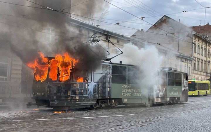 У Львові під час руху загорівся трамвай