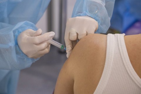 В Украине дополнительную дозу вакцины от коронавируса получили 74 человека, - Минздрав