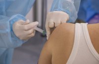 В Украине дополнительную дозу вакцины от коронавируса получили 74 человека, - Минздрав