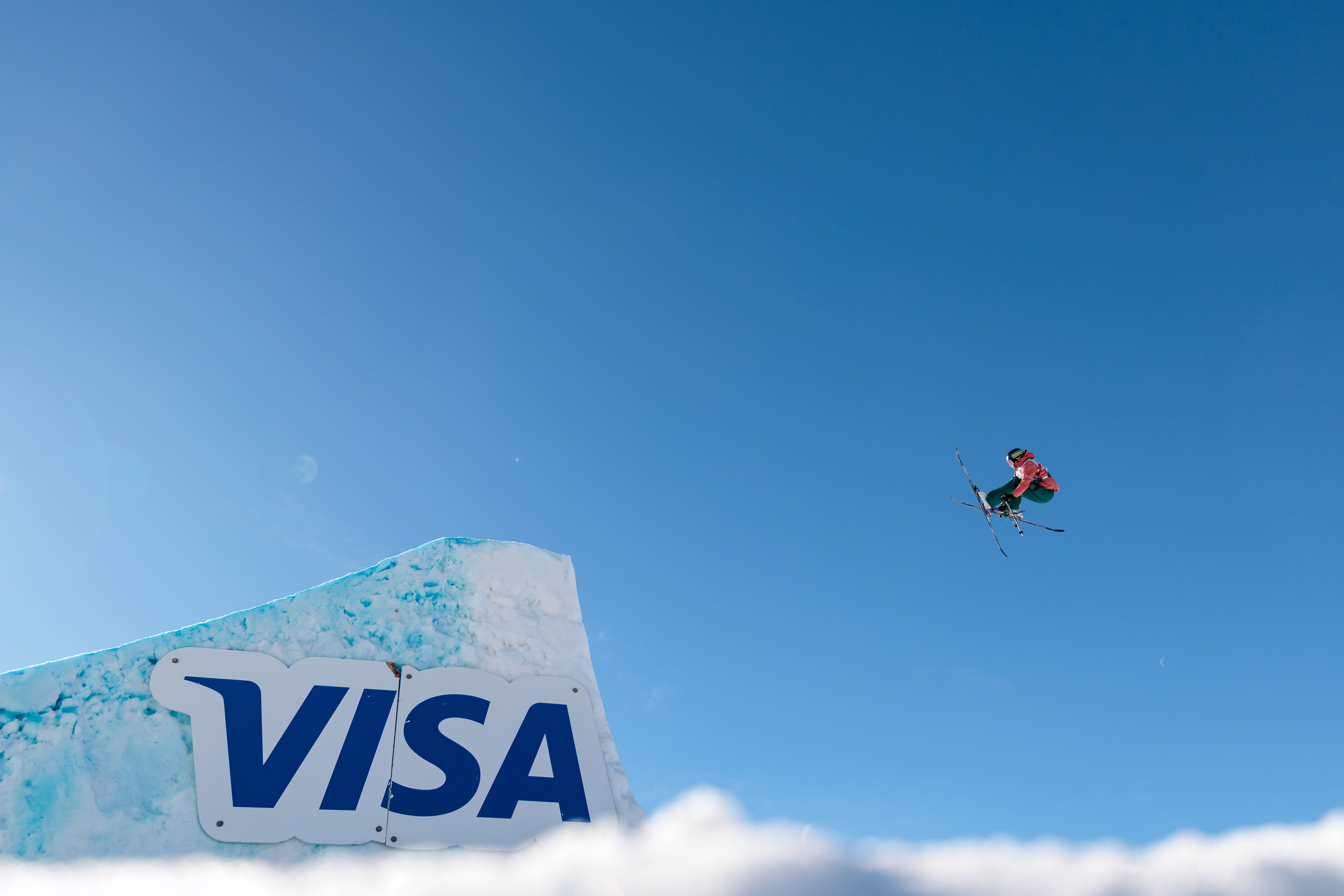 Коцар виконує стрибок