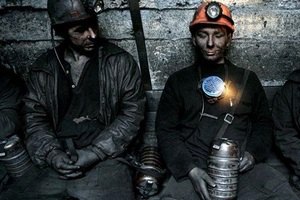 Горняков с шахты Засядько вывели на поверхность