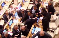 Під час розгляду законопроєкту про “іноагентів” у парламенті Грузії побилися депутати