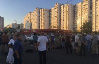 Недовольные строительством АЗС жители киевских Позняков перекрыли ул. Ревуцкого