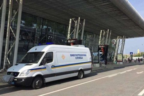 Пассажиров и персонал аэропорта "Львов" эвакуировали из-за брошенной сумки с ноутбуком (обновлено)