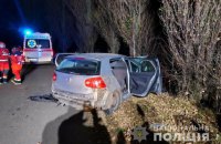 Троє людей загинули через зіткнення автомобіля з деревом на дорозі біля Луцька