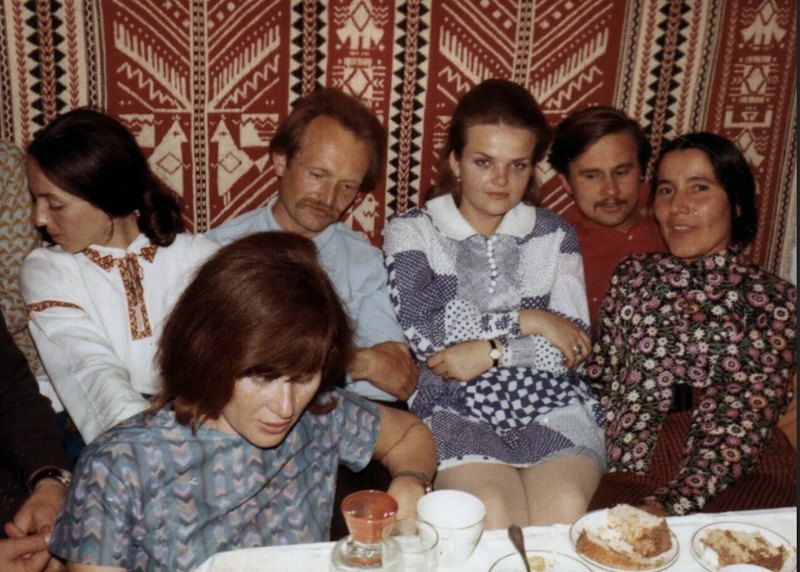 Зліва направо: Ірина Калинець, В’ячеслав Чорновіл, Наталка Пилип’юк, Ігор Калинець, Марія Качмар-Савка; нижній ряд: Стефанія
Шабатура.