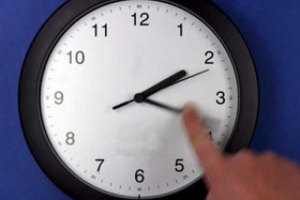 Вночі Україна перейде на "зимовий час"