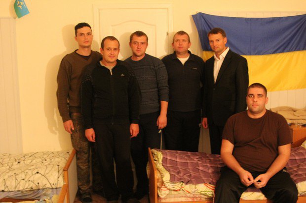 Анатолій Солов'яненко з бійцями АТО в госпіталі