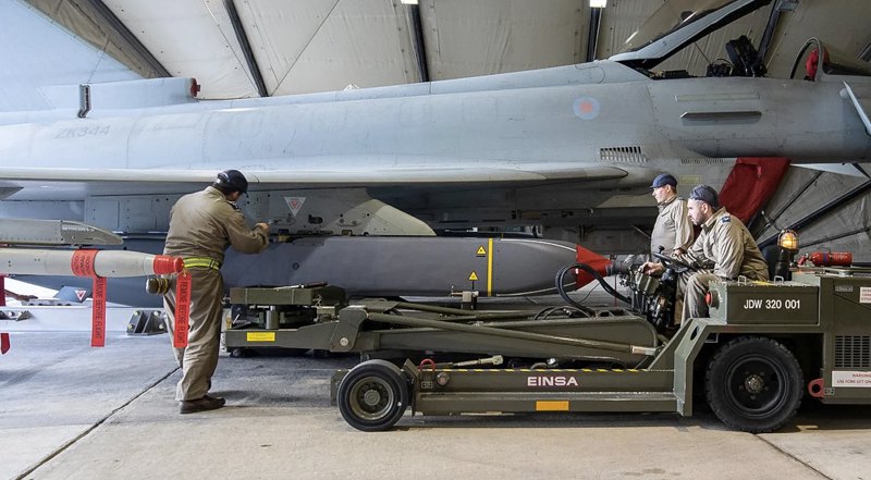Британські військові завантажують ракету Storm Shadow