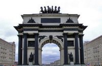С Триумфальной арки в Москве снимут лошадей