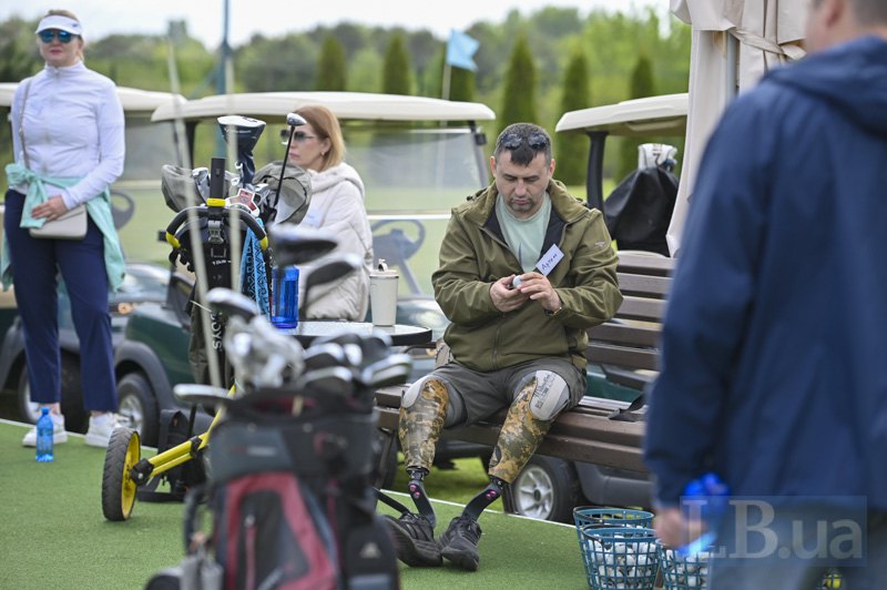 Український ветеран Артем Мороз розглядає м'ячик перед тренуванням