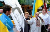 В США представители диаспоры истоптали портрет Януковича