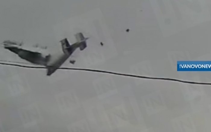 Скрин з відео аварії російського Ан-22 в Іванівській області - літак розвалився в повітрі 