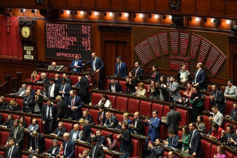 Италия решила резко сократить численность парламента