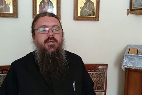 ​В Черновцах больной COVID-19 архимандрит УПЦ МП ворвался в редакцию и кашлял на журналистов