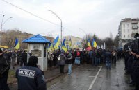 300 человек пикетируют посольство РФ с требованием освободить Савченко