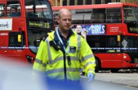 В Лондоне двухэтажный автобус въехал в перекрытие моста