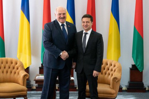 Лукашенко заявил, что Запад оставил Зеленского с Донбассом один на один