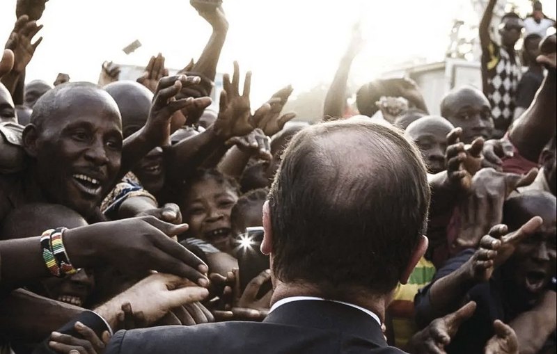 Малійці вітають президента Франції Франсуа Олланда під час візиту до Тімбукту, Малі, 2 лютого 2013.