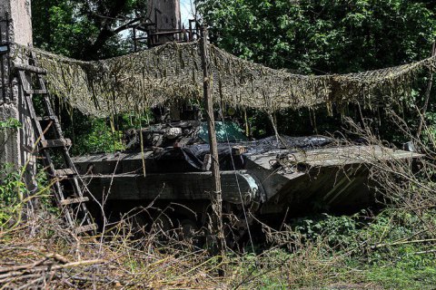 Двох військових поранено на Донбасі за добу