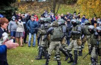 В Минске задерживают протестующих, один из силовиков  открыл огонь