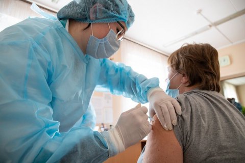 У понеділок в Україні від COVID-19 вакцинували 12 144 людей