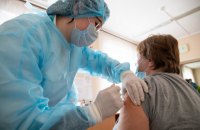 У понеділок в Україні від COVID-19 вакцинували 12 144 людей