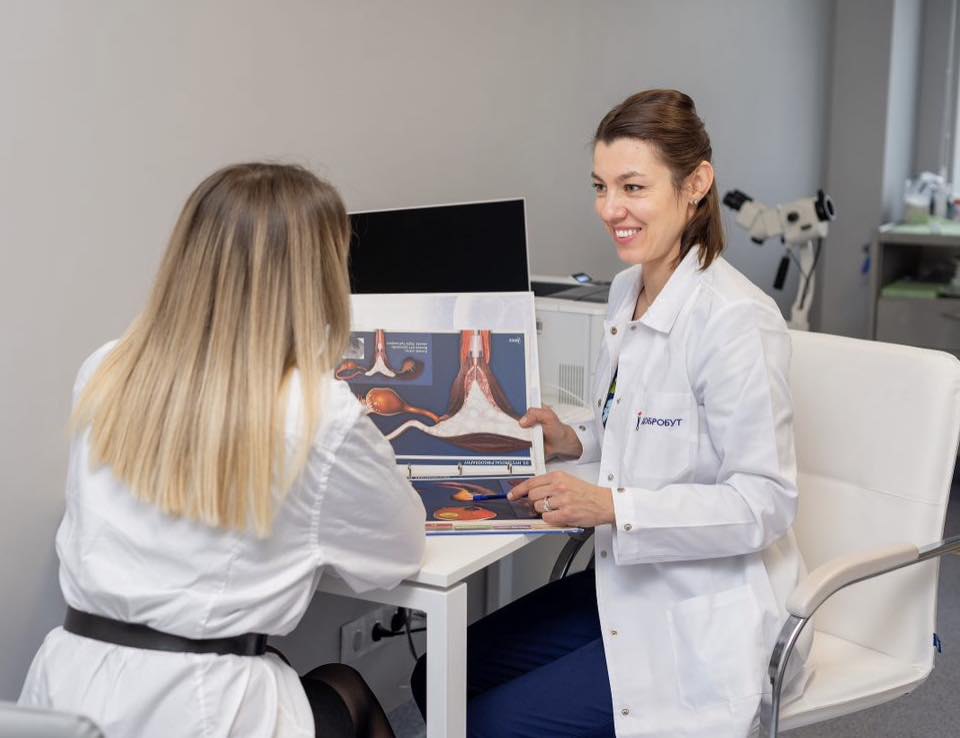 Світлана Шиянова консультує пацієнтку з приводу репродуктивного потенціалу.
