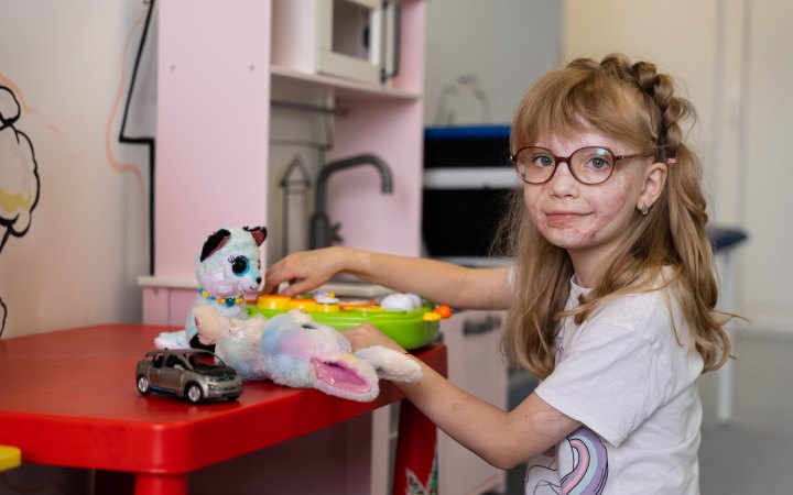 Дівчинка, що вижила під час авіатрощі гелікоптера ДСНС у Броварах, продовжує лікування після важких опіків