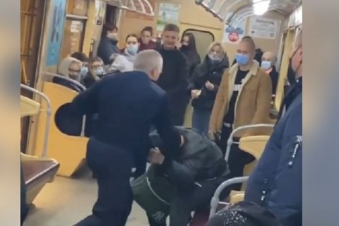 У метро Харкова машиніст поїзда побився із нетверезим пасажиром - дебоширом