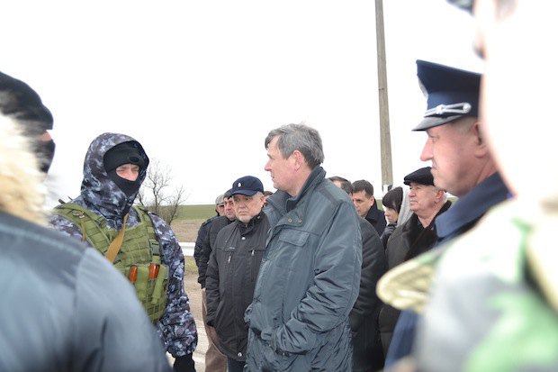 Юрий Одарченко общается с силовиками, среди которых есть крымские "беркутовцы"
