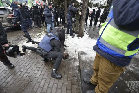 Біля каналу "НАШ" сталися сутички, чотирьох учасників акції доставили в поліцію (оновлено)